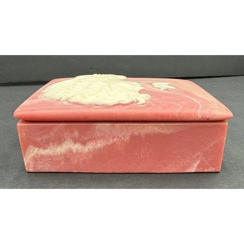 Handcrafted trinket relief
